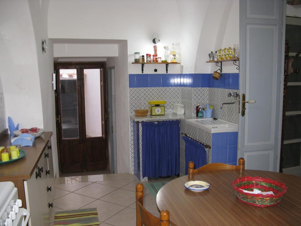 Kitchen or kitchenette, Dining area, pet friendly, stove