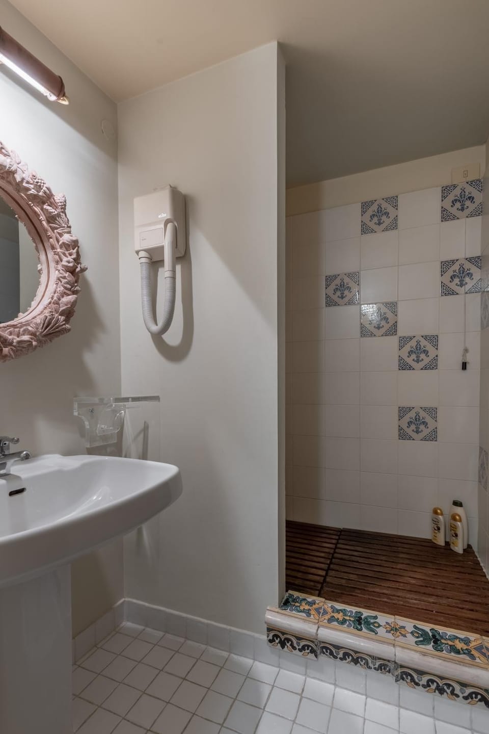 Old Bridge large and unique artful apartment with elevator Apartment in Florence