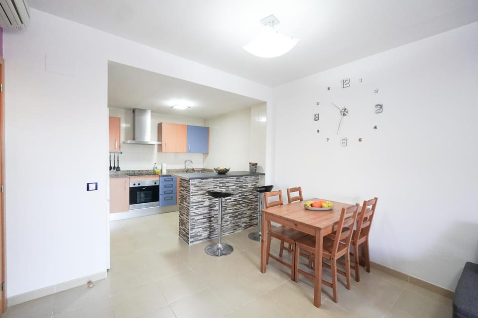 Kitchen or kitchenette, Dining area, Food, minibar, oven, stove