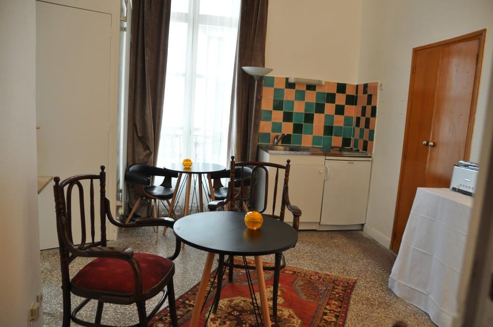Seating area, Dining area