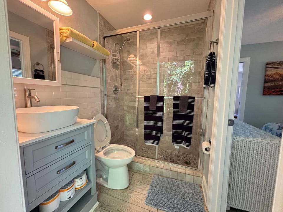 Shower, Toilet, Bathroom, towels