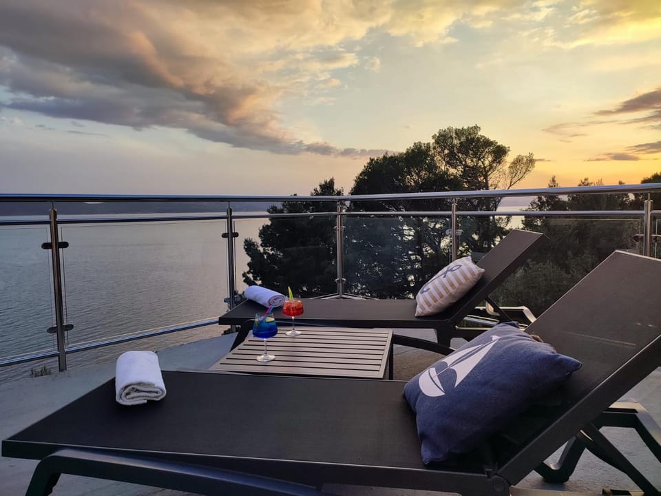 Patio, View (from property/room), Balcony/Terrace, Sea view, Sunrise, Sunset, sunbed