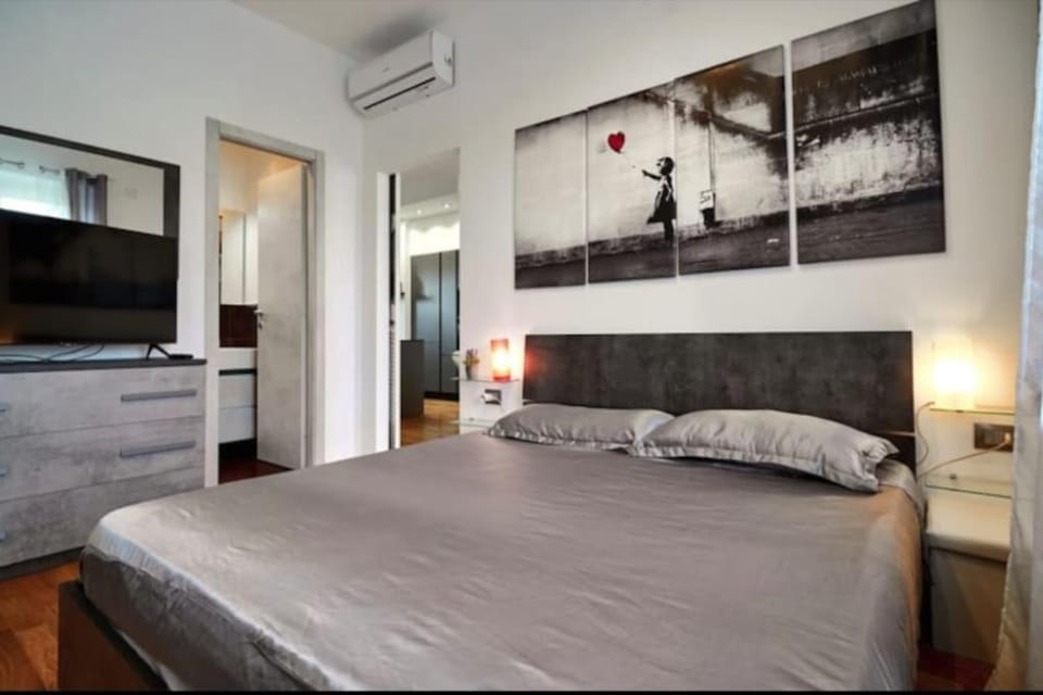 Bed, TV and multimedia, Photo of the whole room, Bedroom, air conditioner