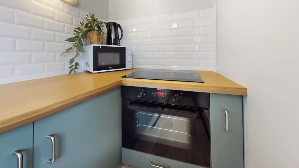 minibar, stove