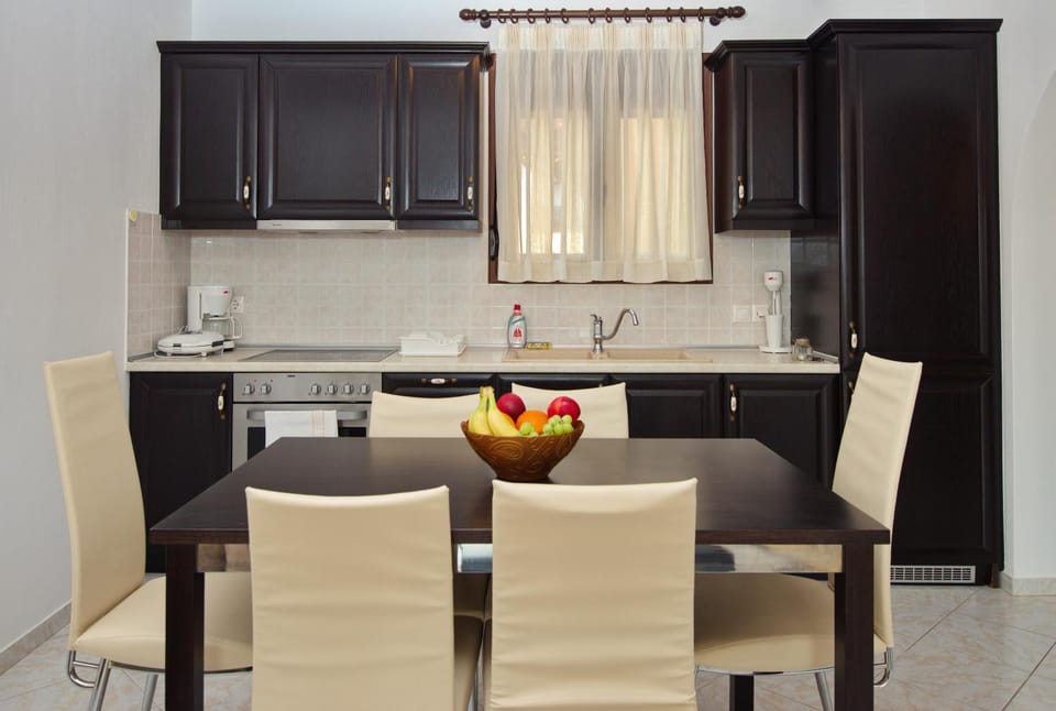 Coffee/tea facilities, Kitchen or kitchenette, Dining area