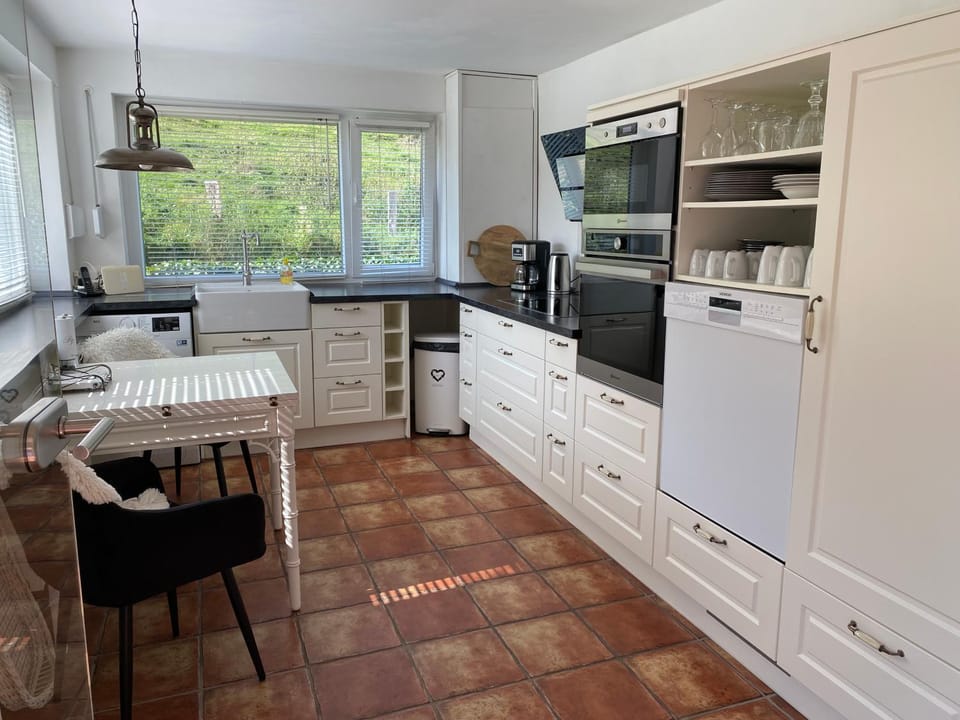 Coffee/tea facilities, Kitchen or kitchenette, Dining area, Food, Lunch, Dinner, dishwasher, microwave, stove, toaster, washing machine, kitchen