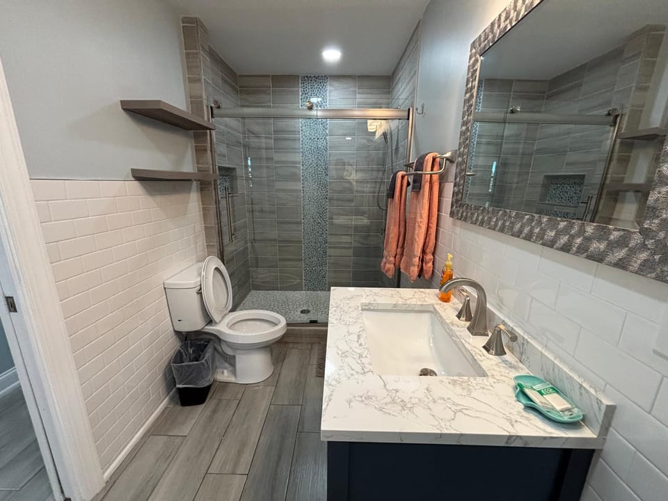 Shower, Toilet, Bathroom, towels