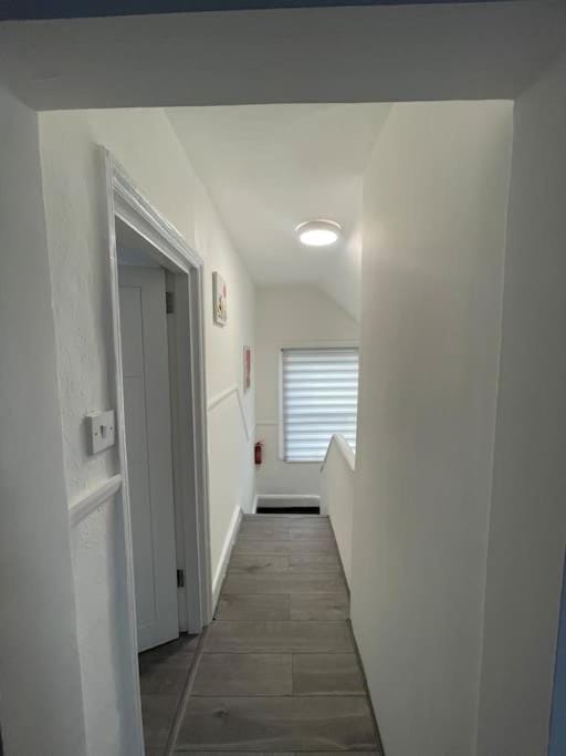 Opal - Executive London Flat Apartment in Croydon