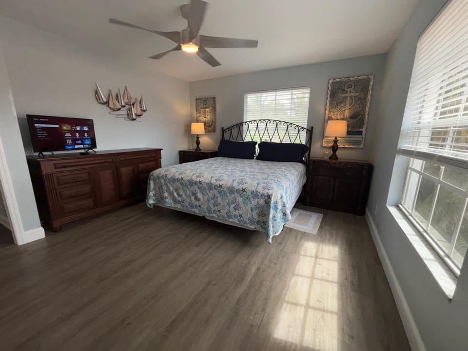 Bed, TV and multimedia, Bedroom