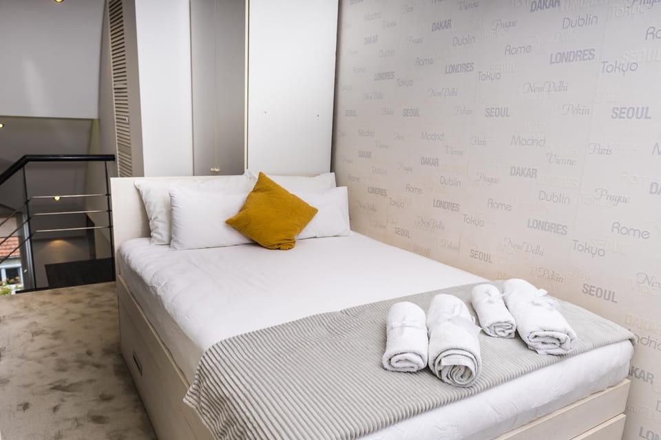 Bed, Bedroom, towels