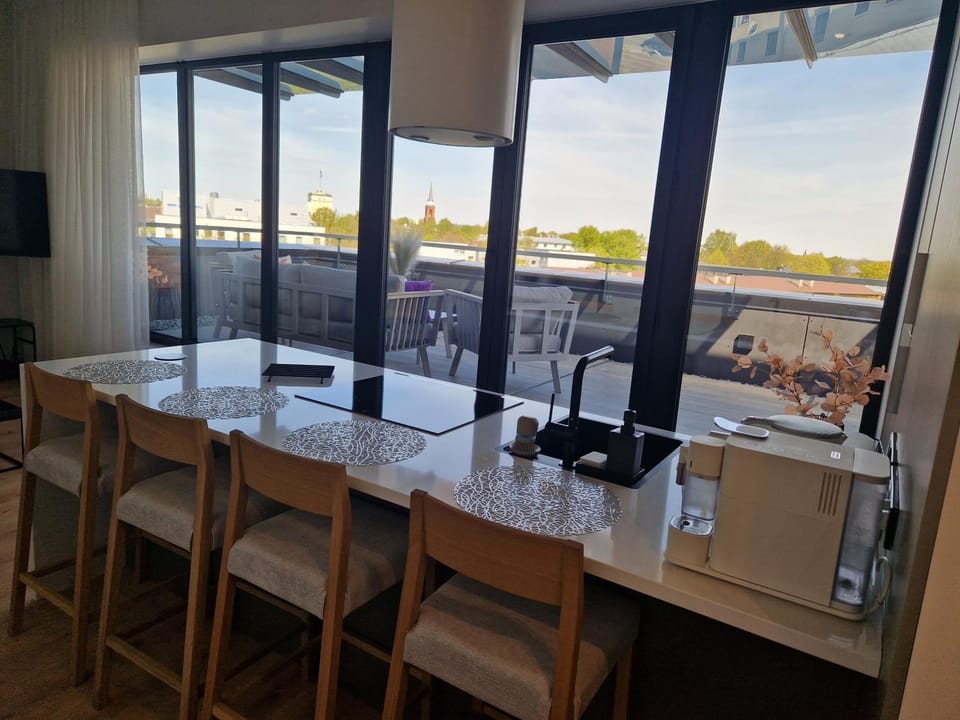 Coffee/tea facilities, Kitchen or kitchenette, Dining area, kitchen