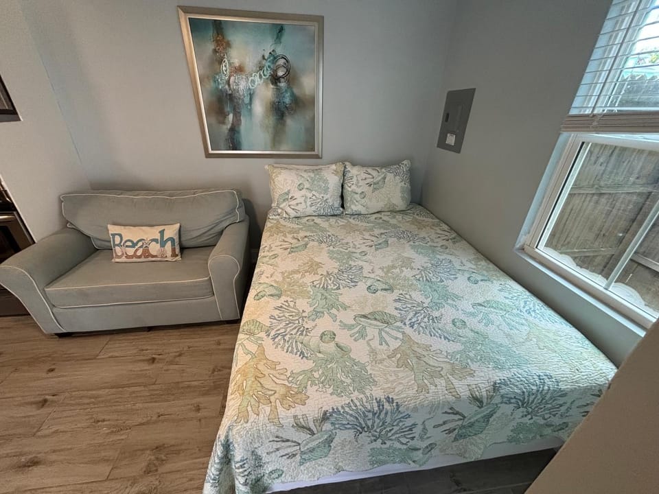 Bed, Seating area
