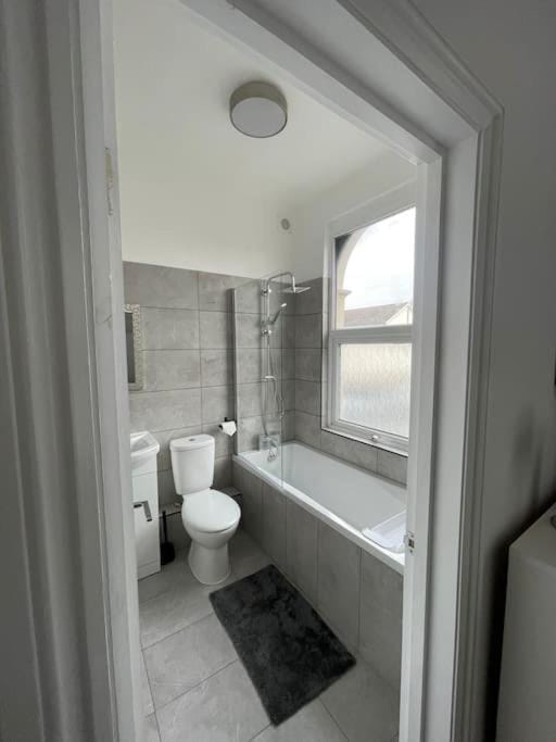 Pearl- Deluxe London Studio Flat Apartment in Croydon