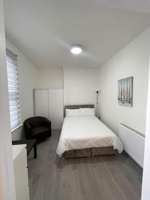 Pearl- Deluxe London Studio Flat Apartment in Croydon
