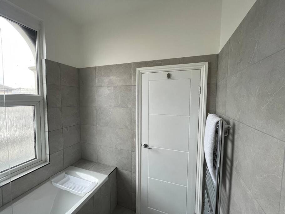 Pearl- Deluxe London Studio Flat Apartment in Croydon