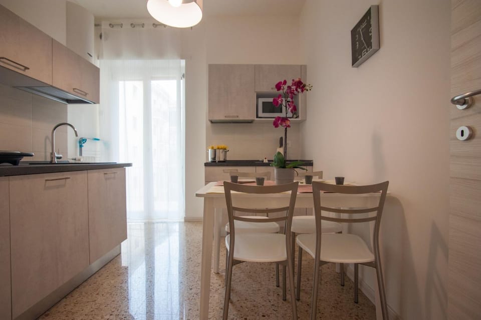 Kitchen or kitchenette, Dining area, stove