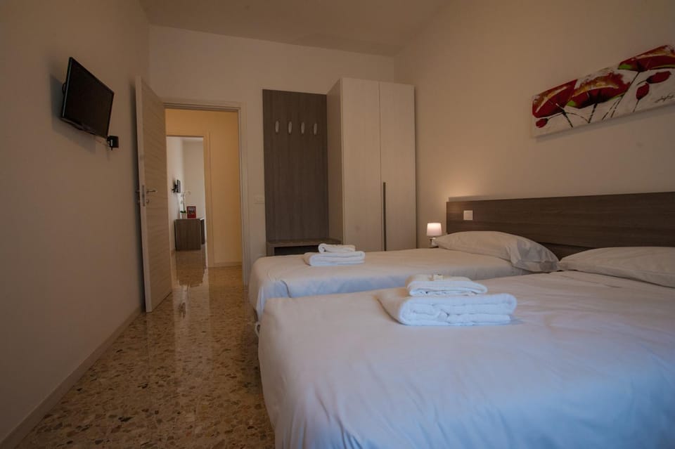 Bed, TV and multimedia, Photo of the whole room, Bedroom, towels, wardrobe