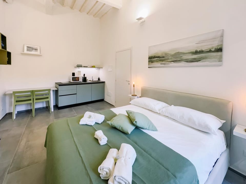 Bed, Coffee/tea facilities, Kitchen or kitchenette, Photo of the whole room, Bedroom, hair dresser, minibar, towels, kitchen