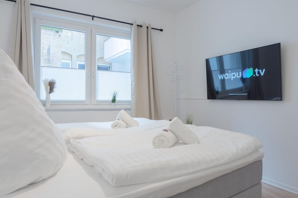 Bed, TV and multimedia, Photo of the whole room, Bedroom, towels
