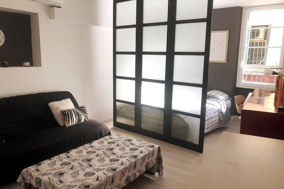 Bed, Living room, Photo of the whole room, Seating area, Bedroom