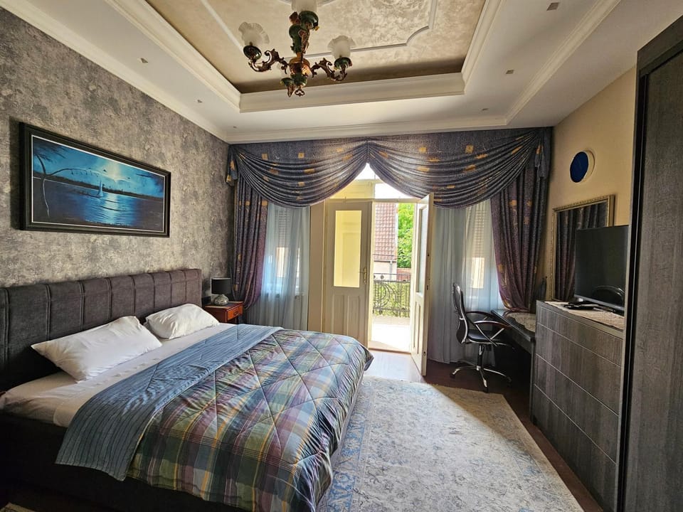 Bed, TV and multimedia, Bedroom
