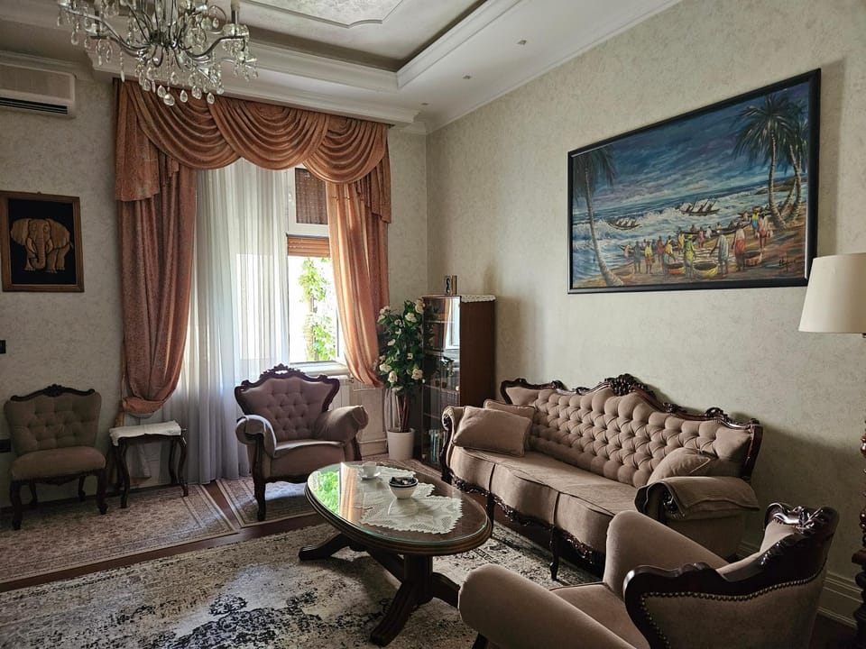 Living room, Seating area