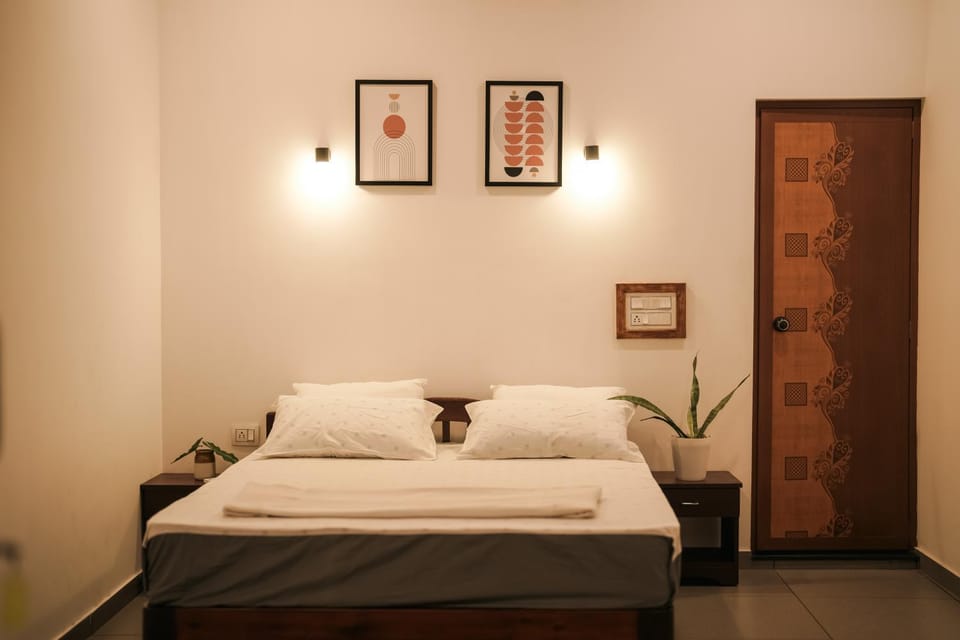 Bed, Photo of the whole room, towels