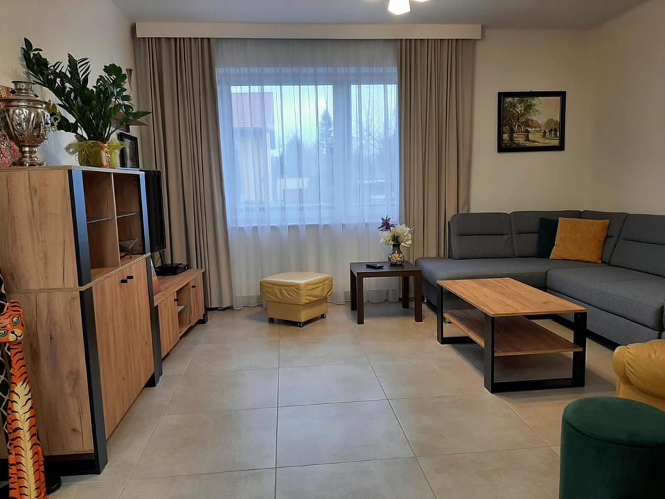 TV and multimedia, Living room, Seating area, Evening entertainment