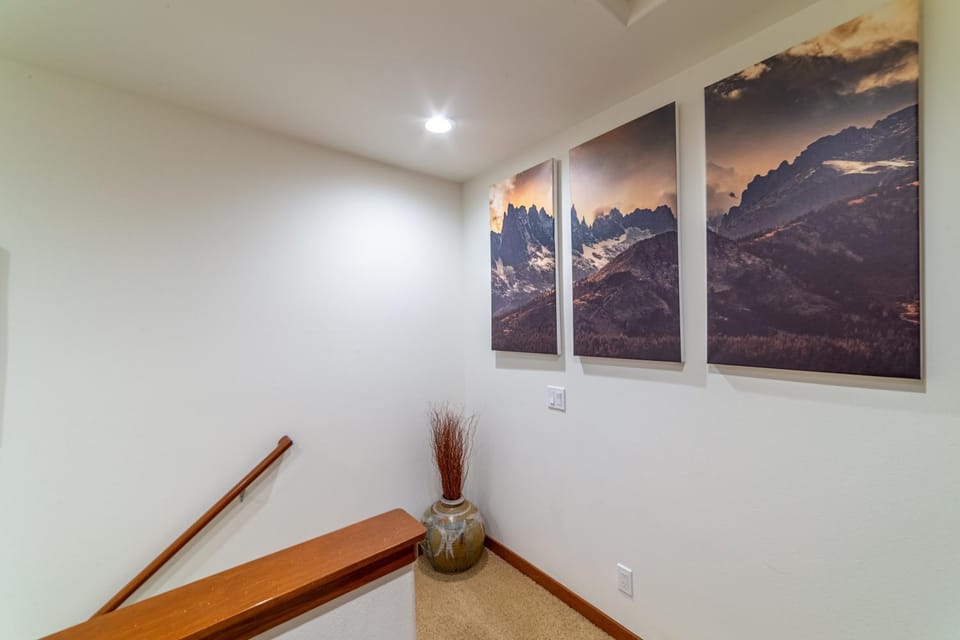 Luxury home close to Village; Garage & Jacuzzi House in Mammoth Lakes