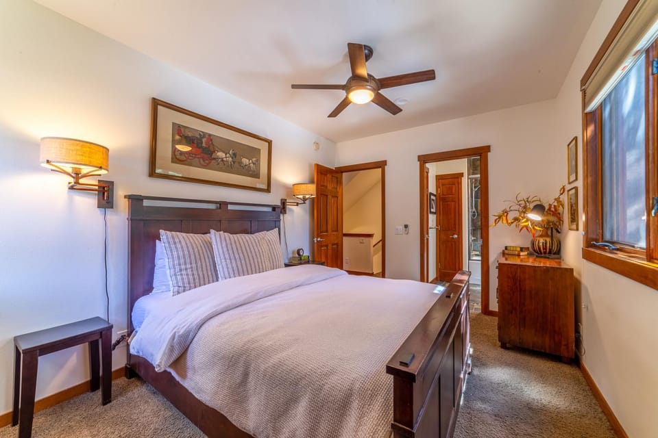 Luxury home close to Village; Garage & Jacuzzi House in Mammoth Lakes