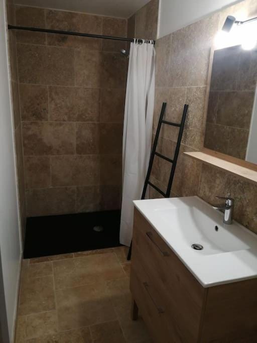 Shower, Bathroom, towels