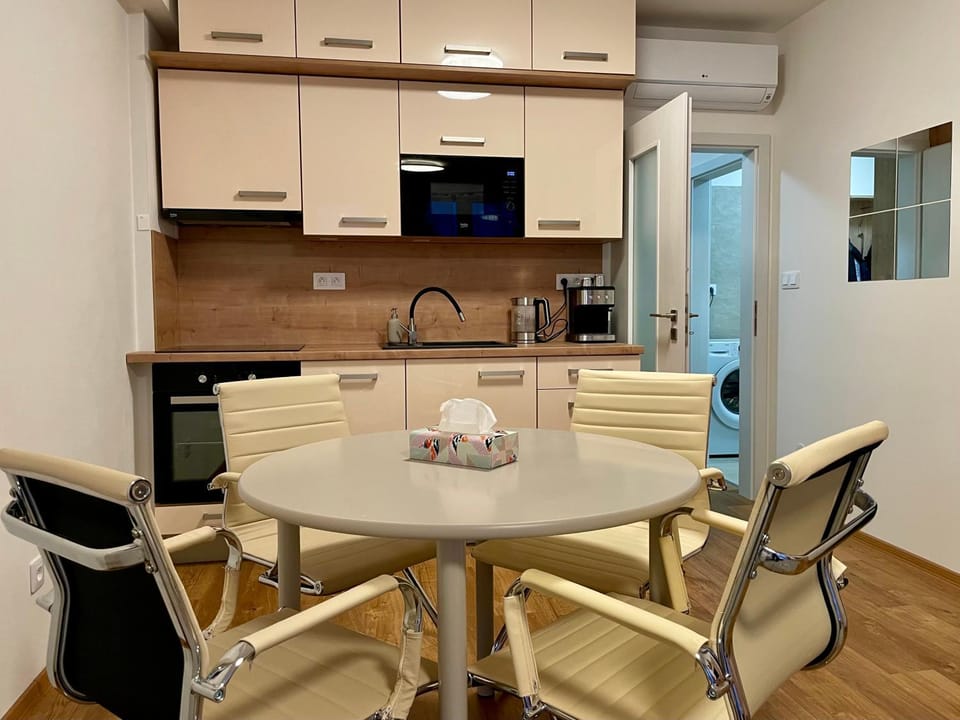 Living room, Seating area, Dining area, minibar, pet friendly, stove, air conditioner