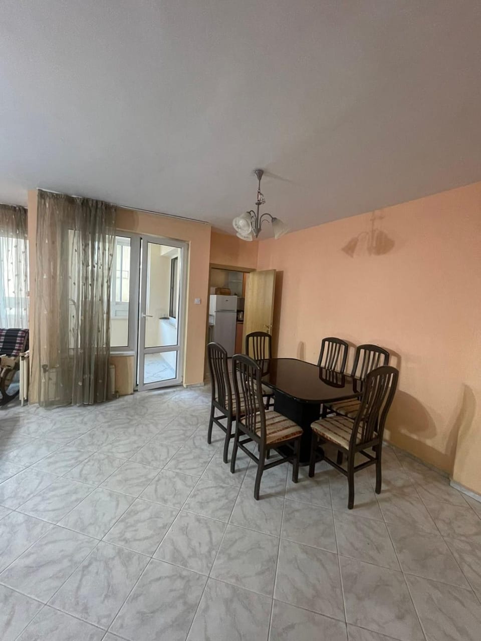 Kitchen or kitchenette, Dining area