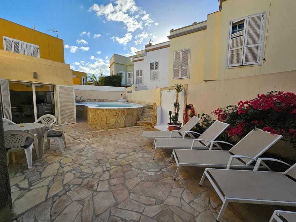 Property building, Swimming pool, sunbed