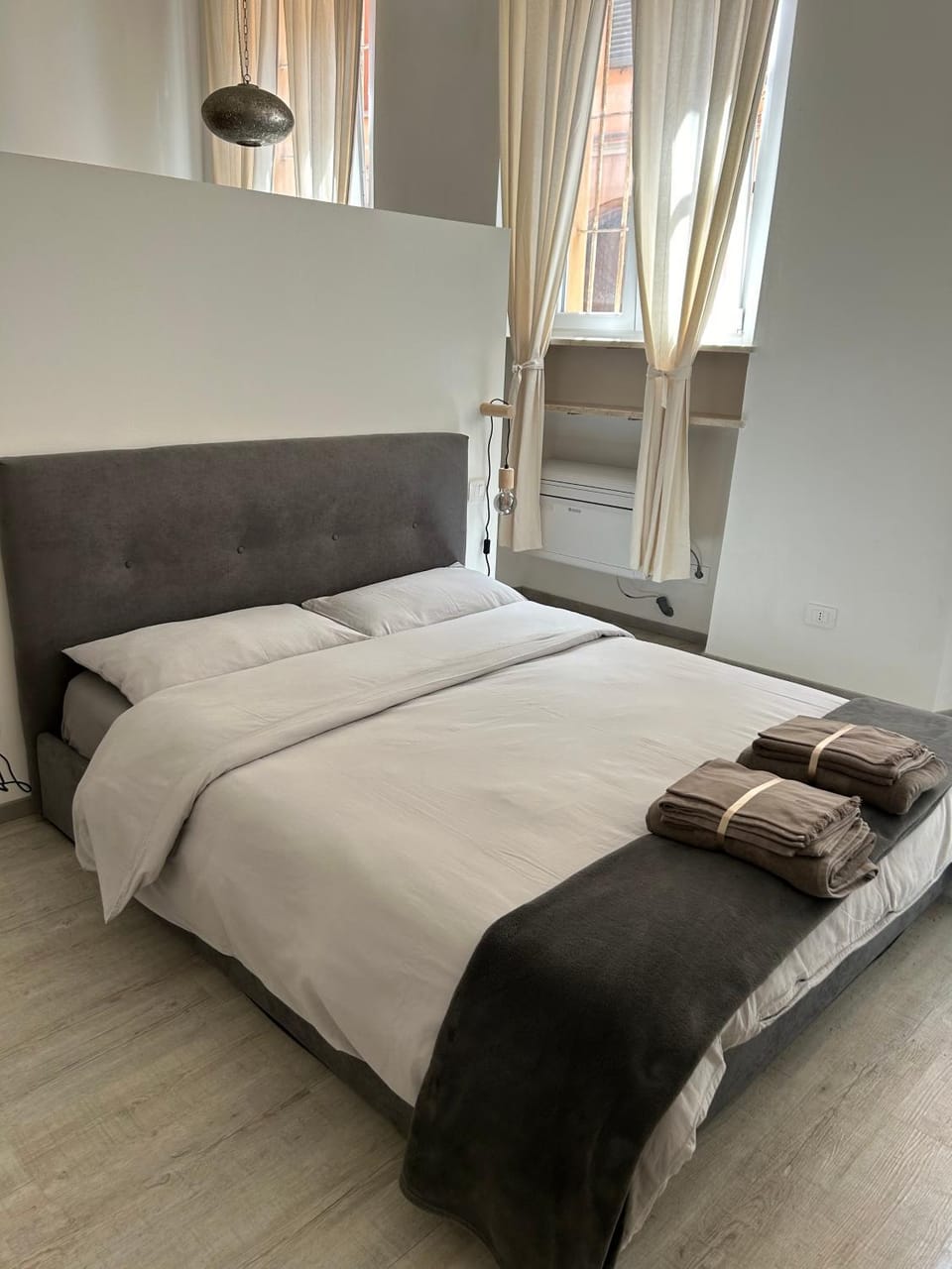 Bed, towels