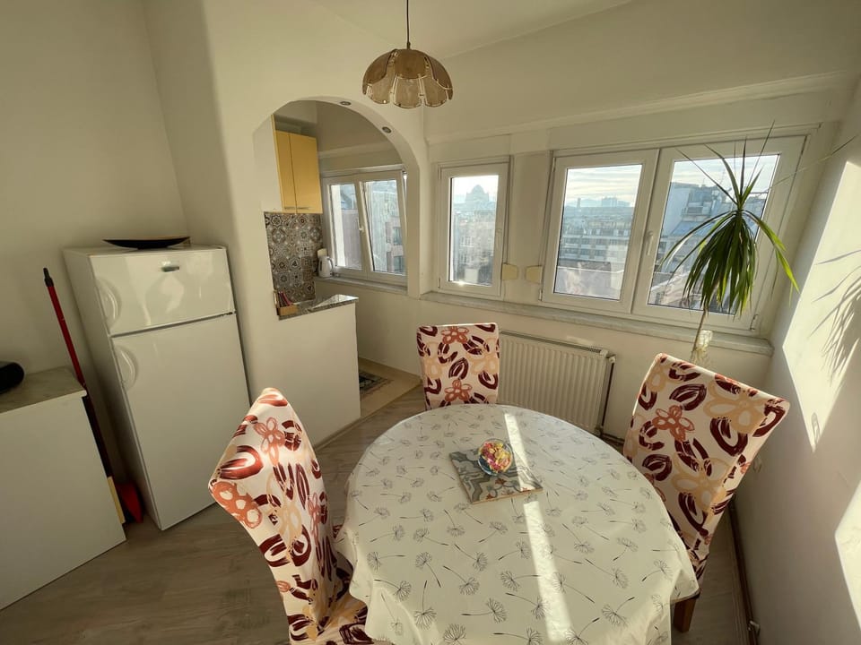 Kitchen or kitchenette, Seating area