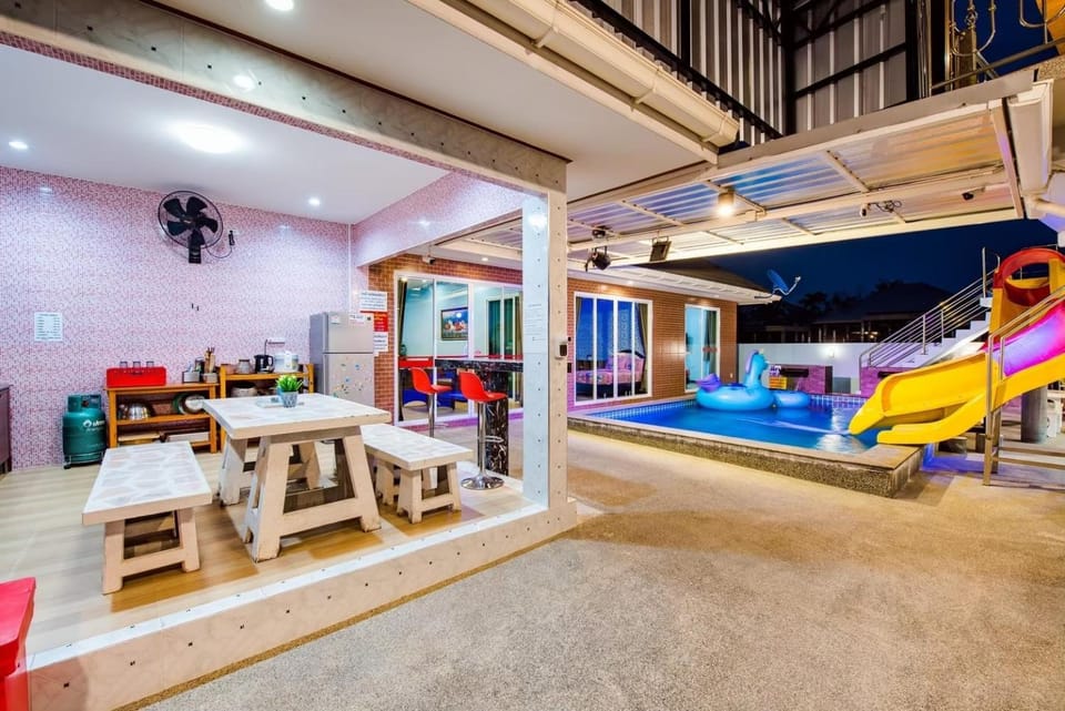 Communal lounge/ TV room, BBQ facilities, Kitchen or kitchenette, Living room, Seating area, Evening entertainment, Pool view, Swimming pool