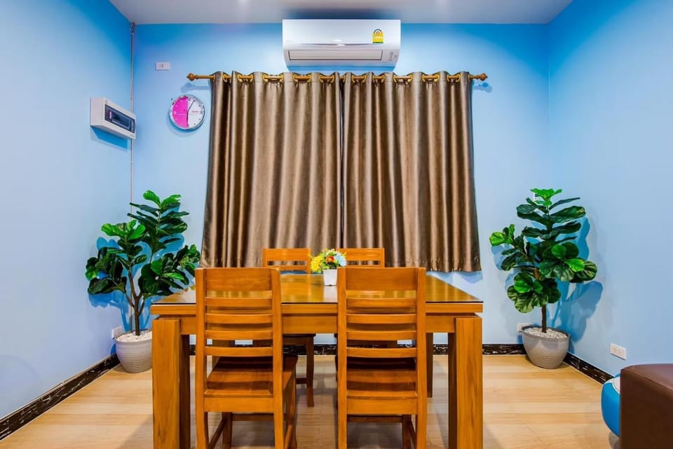 Living room, Seating area, Dining area, air conditioner