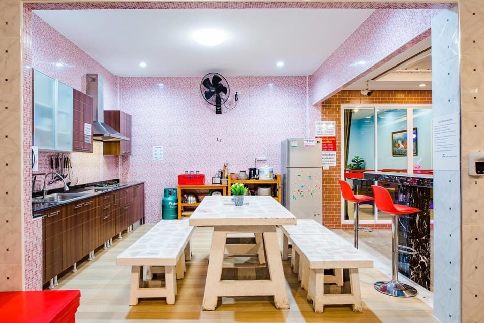 Kitchen or kitchenette, Kitchen or kitchenette, Living room, Seating area, Dining area, minibar, oven, stove
