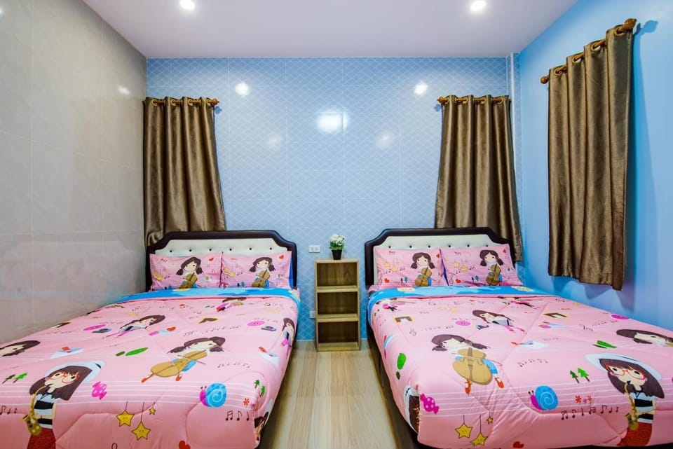 Bed, Photo of the whole room, Bedroom