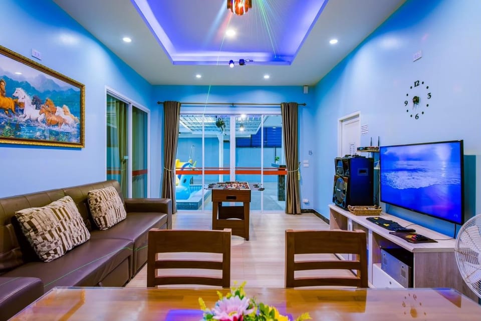 Communal lounge/ TV room, Communal lounge/ TV room, TV and multimedia, Living room, Evening entertainment
