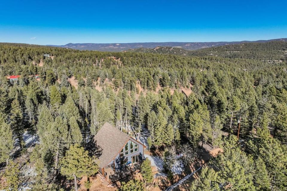 Rustic cabin charm w/ hot tub, arcade basketball Cabin in Colorado
