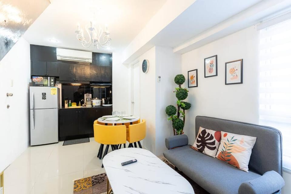 A2J Luxury 3BR BGC Loft Near Malls and Airport Apartment in Makati