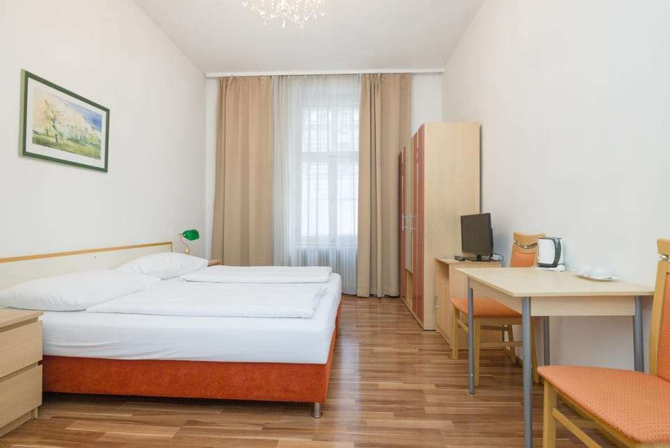 Bed, TV and multimedia, Photo of the whole room, Bedroom, hair dresser