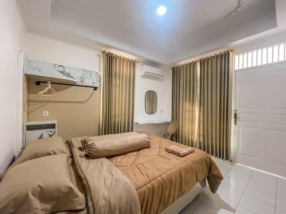 Bed, Photo of the whole room, Bedroom, towels, air conditioner