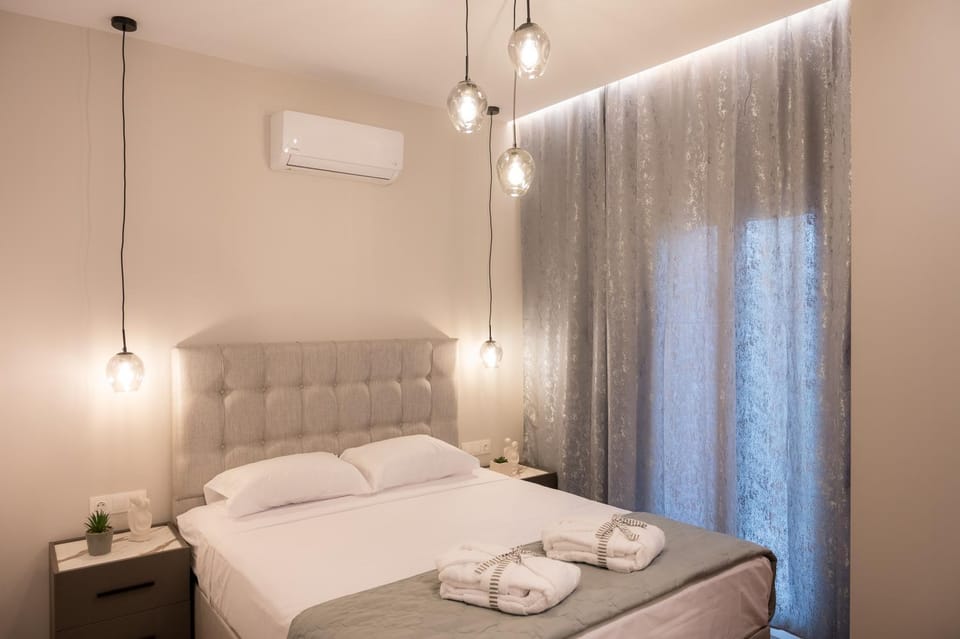 Bed, Photo of the whole room, towels, air conditioner