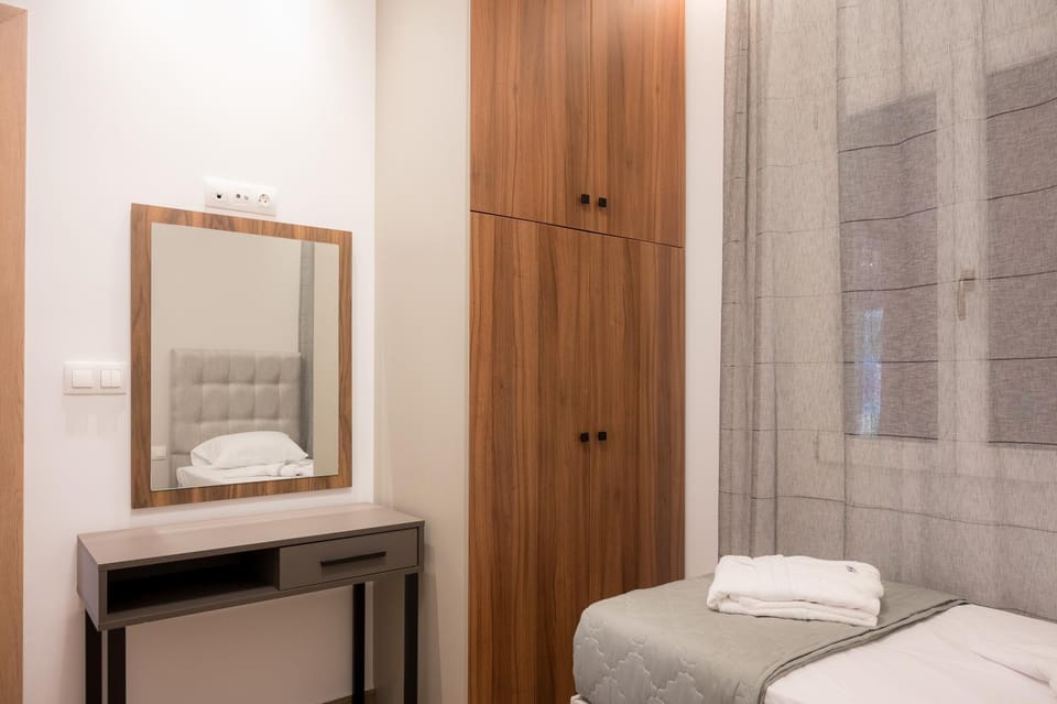 Bed, Photo of the whole room, towels, wardrobe