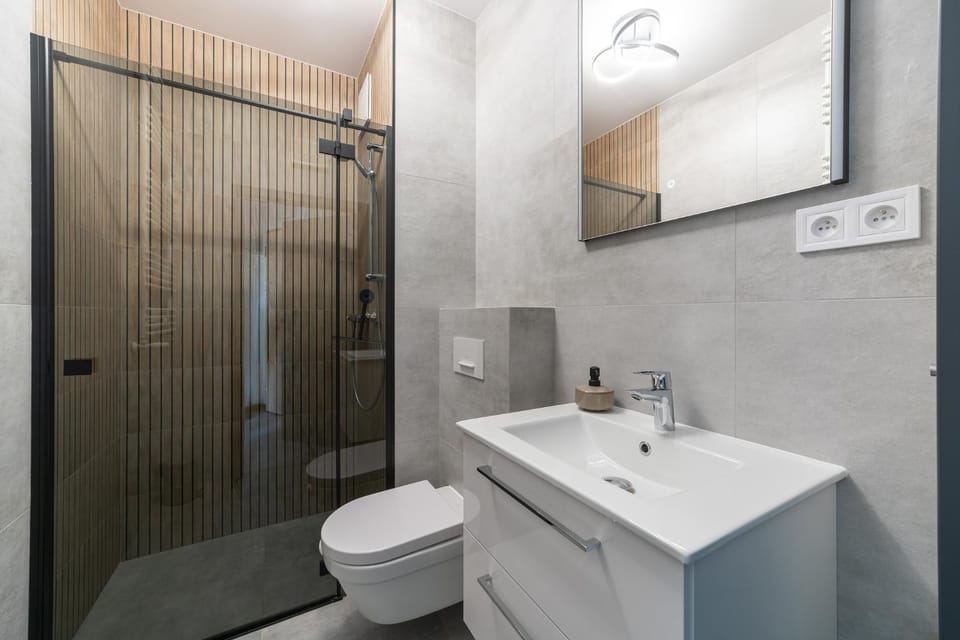 Shower, Toilet, Bathroom, towels, laundry, washing machine