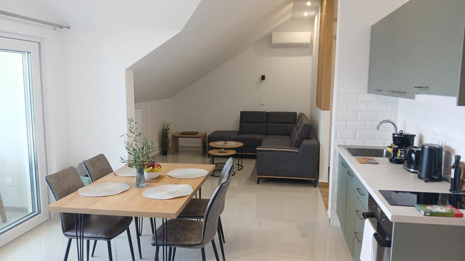 Kitchen or kitchenette, Living room, Seating area, Dining area, stove