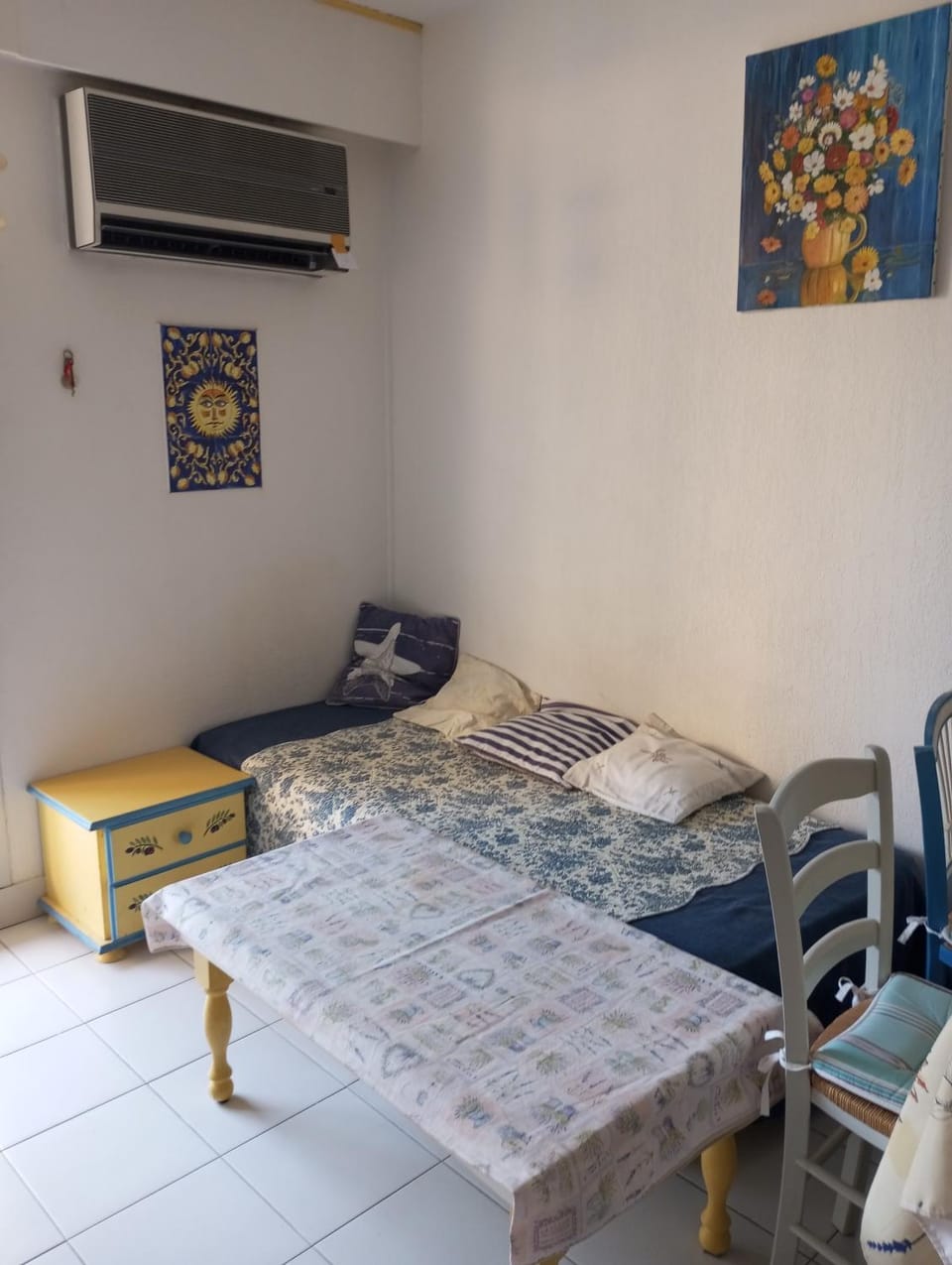 Living room, air conditioner